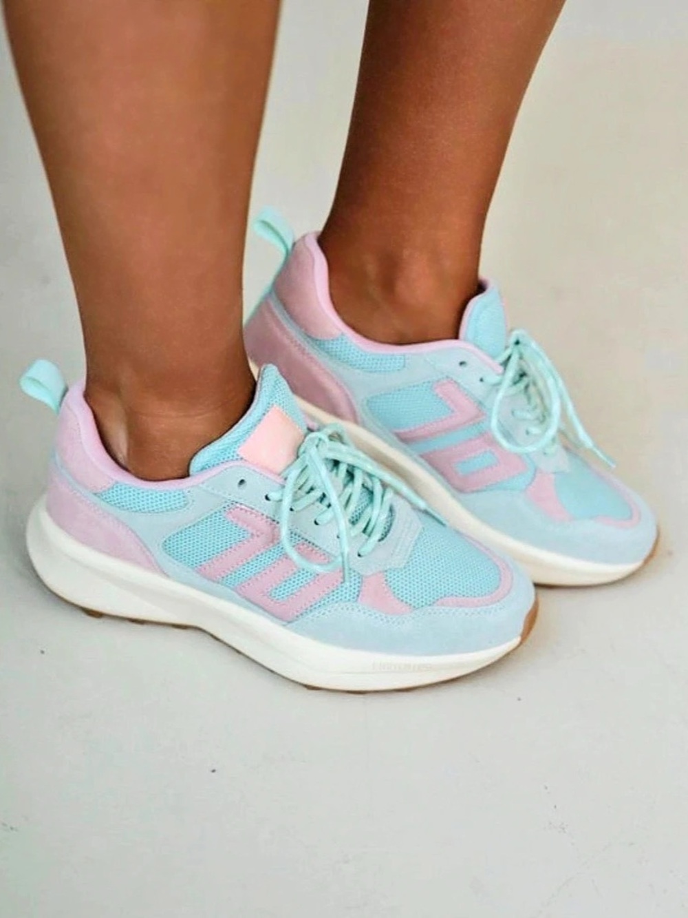 Back 70 Women's Blue & Pink Sneakers